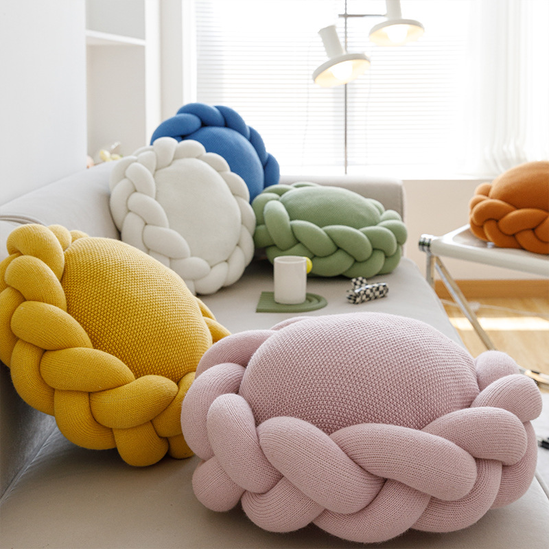 Round Wreath Detachable Throw Pillow
