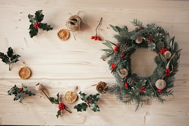 What is the Difference Between a Wreath, a Garland, and a Swag